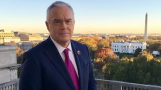Huw Edwards o flaen y Tŷ Gwyn. Beth fydd gan y tenant newydd i'w gynnig?