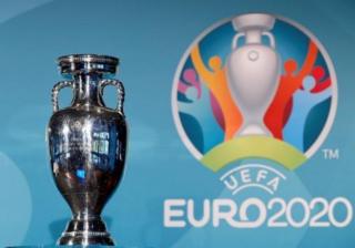 Avrupa Futbol Şampiyonası kupası ve EURO 2020 logosu