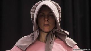 Aelod o'r cast Laura Ward