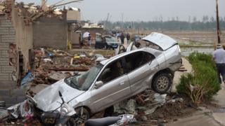Los pobladores caminan entre las ruinas de las casas que dejó un tornado en Funing, Yancheng, en la provincia china de Jiangsu.
