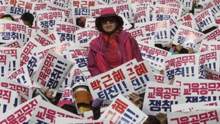 Massa yang menghadiri aksi protes untuk menuntut mundurnya Presiden Korea Selatan Park Geun-hye untuk mundur, di Seoul, Korea Selatan, 12 November 2016.