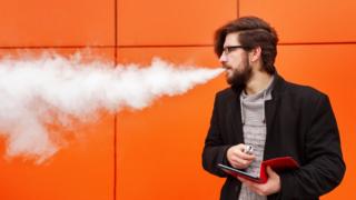 Hombre exhalando vapor