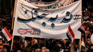 معترضان شعار میدادند که "نه به جنگ" و "آری به عراق"