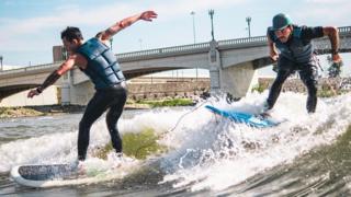Surf Dayton Mitbegründer Jake Brown und Shannon Thomas reiten auf Flusswellen