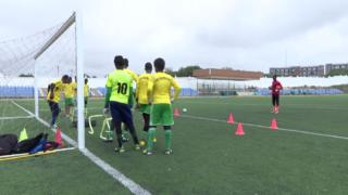 Dhallinyaro tababar qaadanaysa