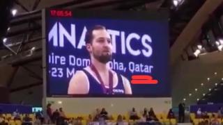 صورة تداولها رواد مواقع التواصل الاجتماعي تظهر تتويج لاعب الجمباز الإسرائيلي، أليكس شاتيلوف، في كأس العالم للجمباز بالدوحة.