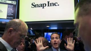 Трейдеры на Нью-Йоркской фондовой бирже ждут начала торгов Snap Inc