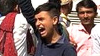 પોલીસ સામે વિરોધ કરી રહેલા ખેડૂતો