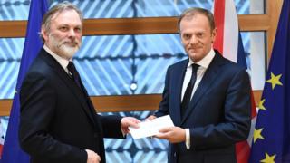 Sir Tim Barrow trao cho Chủ tịch Ủy ban châu Âu Donald Tusk