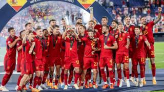 Spain with Nations League trophy
