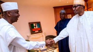 Buhari n bọwọ Bukola Saraki saaju ipade wọn