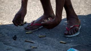 Una persona junta cartuchos de bala en una favela de Rio de Janeiro.