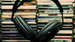 CDs empilhados e fone de ouvido