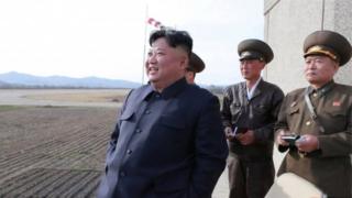Kim Jong-un ubwo yari yitabiriye imyitozo y'ingabo za Koreya ya ruguru zirwanira mu kirere, ku itariki ya 16 y'uku kwezi kwa kane