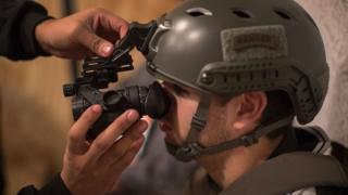 Marine de los SEALS de Estados Unidos probando tecnología militar.