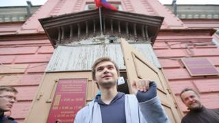 Руслан Соколовский на выходе из суда