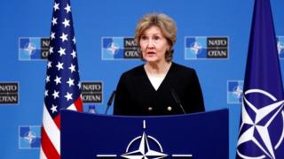 Посол США в НАТО Кей Бейли Хатчисон информирует СМИ перед министром обороны НАТО в Брюсселе. Фото: 2 октября 2018 г.