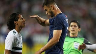Matt Miazga se burla de la estatura de Diego Lainez en el amistoso entre Estados Unidos y México.