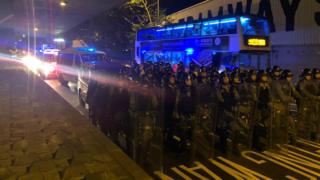 防暴警察抵達中聯辦。