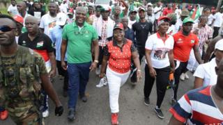 Des photos montrant le frère du président John Mahama entouré de soldats ont été diffusées sur les réseaux sociaux.