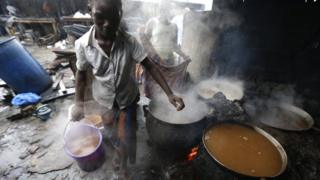Kwenga inzoga ya gakonzo y'amasaka izwi muri Cote d'Ivoire nka dolo, ni umwuga wa Mariam. Iki kigage agicuruza ku isoko bakakiywera mu gacuma.