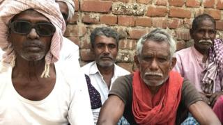 படாலானி டோலா படுகொலையை நேரில் கண்டவர்கள் (இடப்புறம் இருந்து) ஹீராலால், யமுனா ராம், கபில் மற்றும் மார்வாரி செளத்ரி மல்லாஹ்