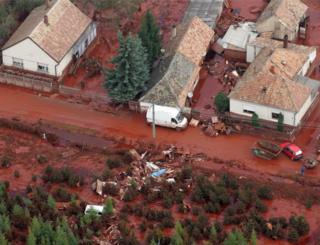 Aerial view of sludge polluting Devecser, 5 Oct 10