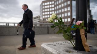 London Bridge saldırısından sonra Haziran 2017'de bir adam yürüyor.