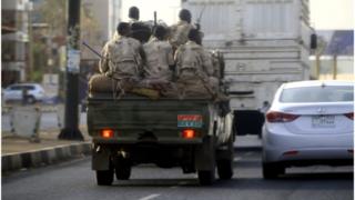 مركبة عسكرية بأحد شوارع الخرطوم