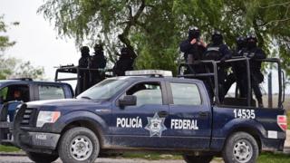 Policía Federal escolta a conductores por una peligrosa carretera en Tamaulipas, 16 de diciembre, 2015