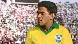 Garrincha con la camiseta de Brasil