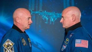 Scott y Mark Kelly frente a frente