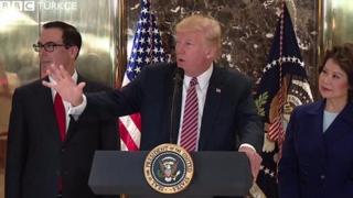 ABD Başkanı Donald Trump konuşuyor eli havada