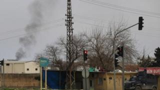 Дым поднимается от пожара в юго-восточном городе Нусайбин, Турция, недалеко от границы с Сирией, где турецкие силы безопасности сражаются с боевиками, связанными с объявленными вне закона рабочими, партией или РПК Курдистана (14 февраля 2016 года)