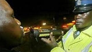 Polisi wa Trafiki akiwakamata madereva walevi Kenya
