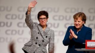 Annegret Kramp-Karrenbauer ve Angela Merkel