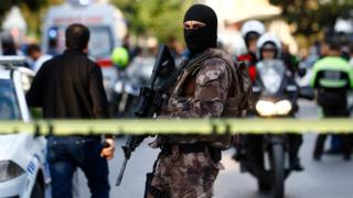 75. Yıl Polis Merkezi yakınlarında bomba yüklü motosikletle düzenlenen saldırıda biri ağır 10 kişi yaralanmıştı.