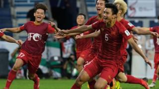 Đội tuyển VN vào tứ kết Asian Cup 2019 và được báo chí khu vực khen ngợi về sự trưởng thành.