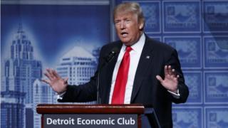 Кандидат в президенты от республиканцев Дональд Трамп выступает с речью по экономической политике в Детройтском экономическом клубе