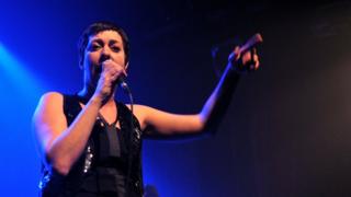 Бетти Бонифаши выступает в Париже