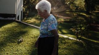 Armelinda, andando por sua casa
