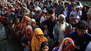 কুড়িগ্রামে ত্রাণের আশায় বন্যাকবলিত মানুষ
