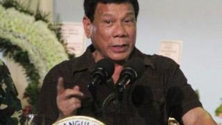 le personnage principal donne un coup de poing au "nouveau président philippin non conventionnel", qui se retrouve le nez en sang