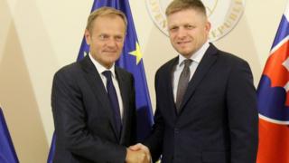ブラチスラバ会議のホスト役となるスロバキアのフィツォ首相(写真右)とトゥス大統領(15日)