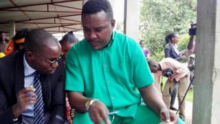 Melchiade Nzopfabarushe (yambaye ibisa n'icatsi)