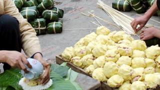 Làm bánh chưng cho ngày Tết ở Việt Nam