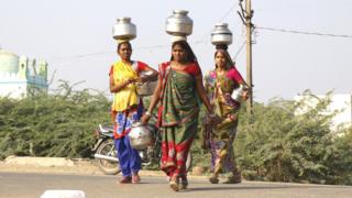 પાણી ભરવા માટે જતી મહિલાઓ