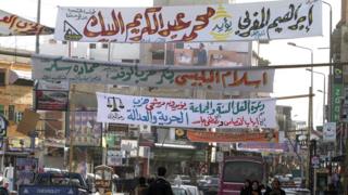 لافتات دعائية لأحزاب مختلفة في الانتخابات البرلمانية المصرية في يناير/كانون الثاني 2012