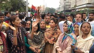کراچی پریس کلب کے باہر پی پی پی کے کارکن