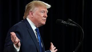 Impeachment de Trump: Relatório da Câmara diz que há 'provas avassaladoras' contra o presidente Impeachment de Trump: Relatório da Câmara diz que há 'provas avassaladoras' contra o presidente
